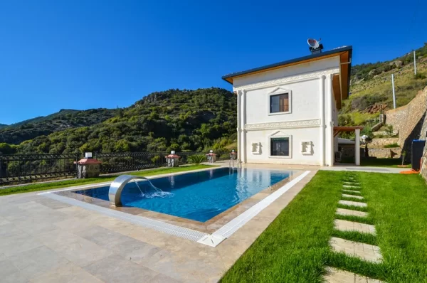 Olağanüstü Lüks Yaşam: Büyüleyici Deniz Manzaralı 3+1 Eşyalı Villa