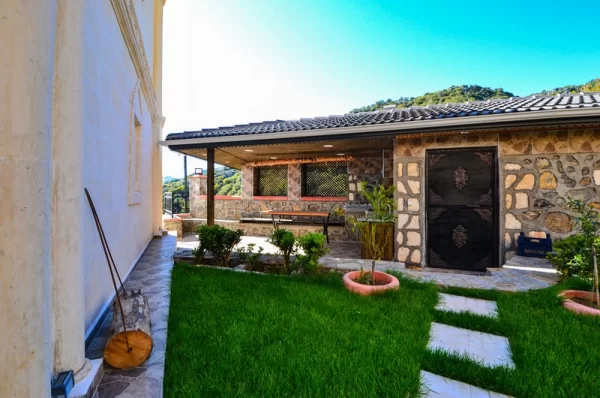 Olağanüstü Lüks Yaşam: Büyüleyici Deniz Manzaralı 3+1 Eşyalı Villa