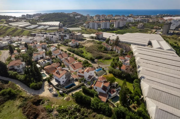 Alanya Türkler'de Havuzlu Lüks 4+2 Tripleks Villa