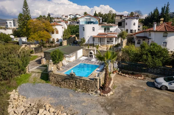 Alanya Türkler'de Havuzlu Lüks 4+2 Tripleks Villa