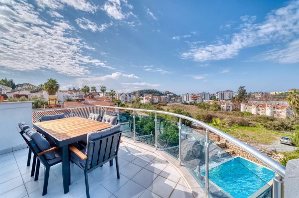 Alanya Türkler'de Havuzlu Lüks 4+2 Tripleks Villa
