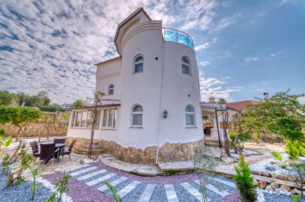 Alanya Türkler'de Havuzlu Lüks 4+2 Tripleks Villa