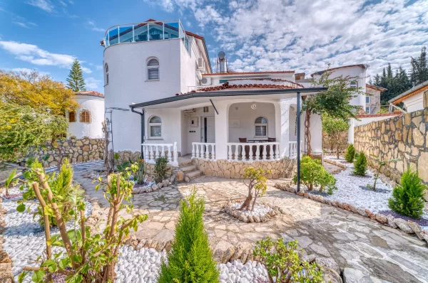 Alanya Türkler'de Havuzlu Lüks 4+2 Tripleks Villa