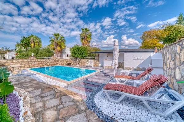 Alanya Türkler'de Havuzlu Lüks 4+2 Tripleks Villa