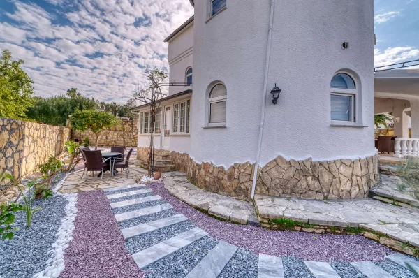 Luxurious 4+2 Triplex Villa with Pool in Alanya,Türkler